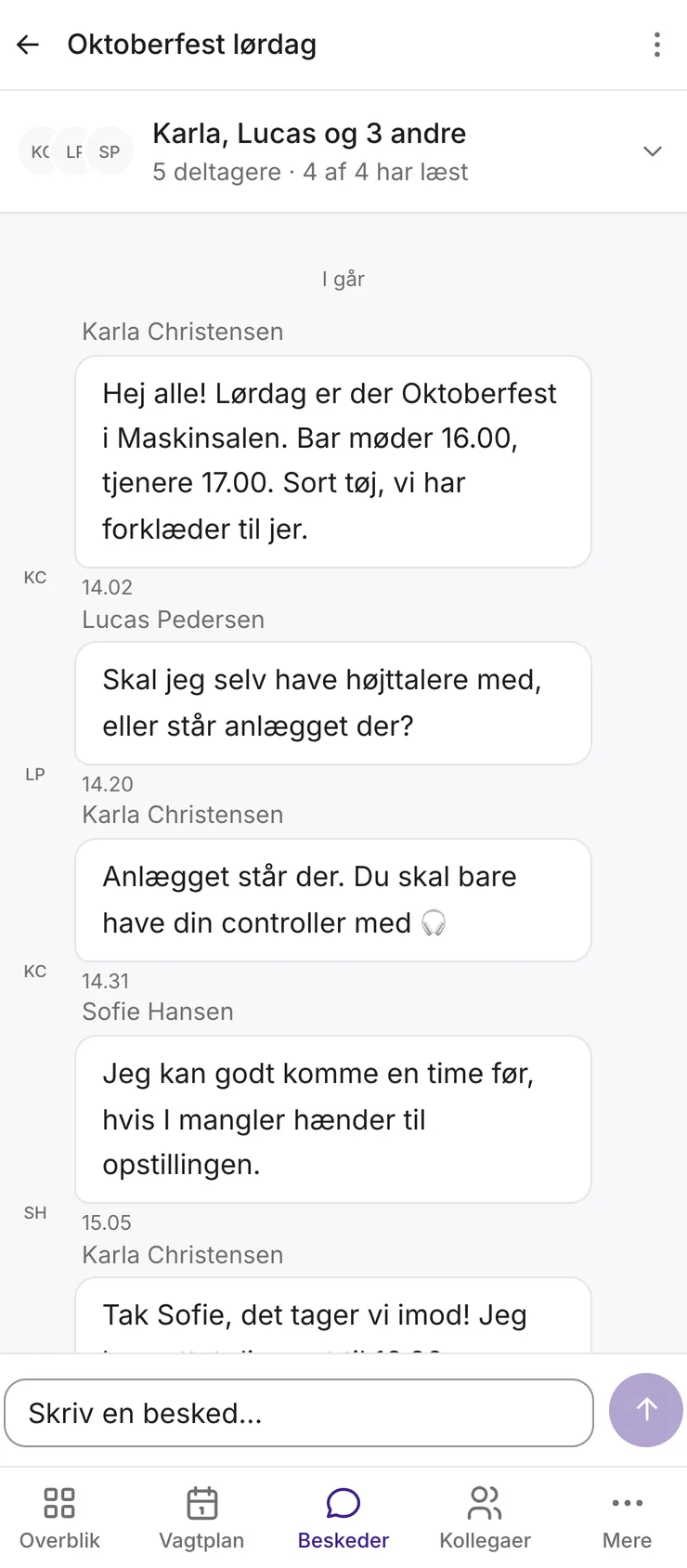 En chat om lørdagens oktoberfest, hvor overtjeneren giver mødetider, og kollegerne aftaler at køre sammen.