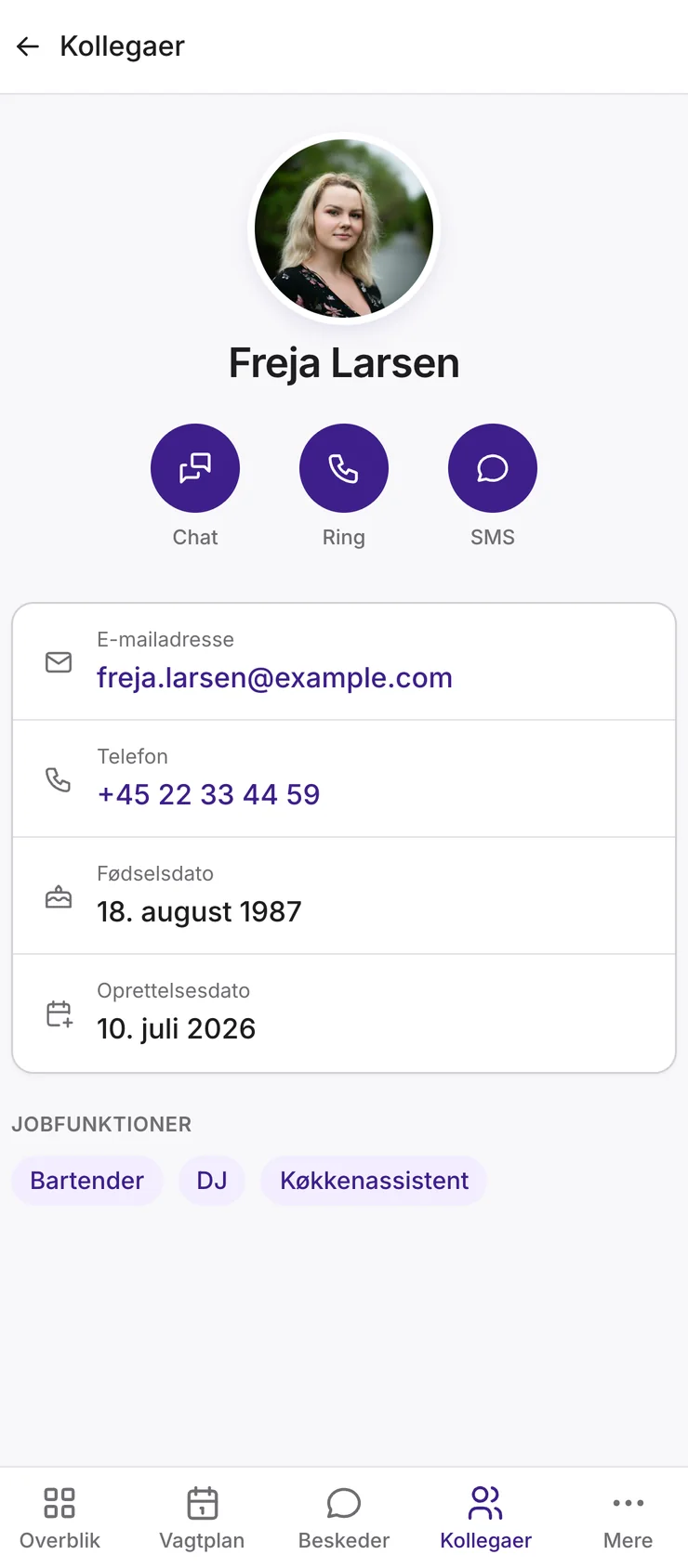 Kollegaen Freja Larsens profil med billede, knapper til chat, opkald og sms, kontaktoplysninger og jobfunktioner.